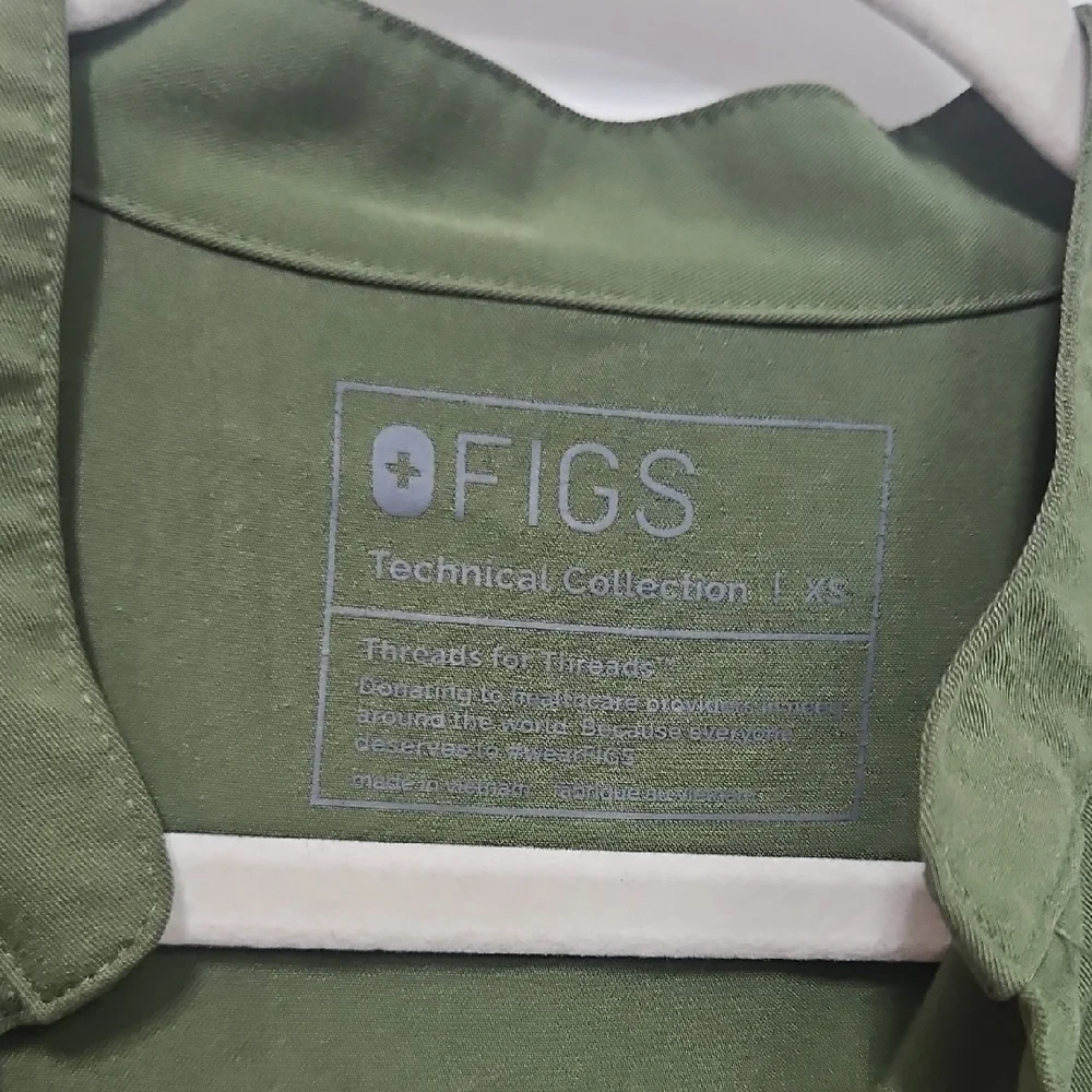 Figs Rafella Scrub Top - Picture 2 of 3